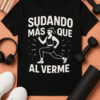 Camiseta Sudando más que mi ex al verme – Humor sarcástico unisex