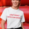 Camiseta divertida Qué miras invita una cerveza como regalo de cumpleaños para amigo con humor