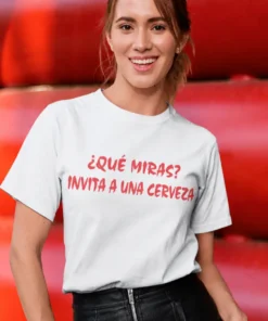 Camiseta divertida Qué miras invita una cerveza como regalo de cumpleaños para amigo con humor