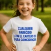 Camiseta infantil parecido con el cartero como regalo de cumpleaños para familias con humor