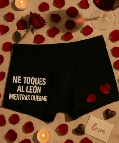 Bóxer divertido No toques al león con diseño humorístico y frase NO TOQUES AL LEÓN MIENTRAS DUERME