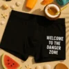 Bóxer divertido Zona de peligro con diseño humorístico y el texto WELCOME TO THE DANGER ZONE