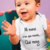 Body de bebé Mamá cree que manda con diseño divertido y mensaje Mi mamá cree que manda... Qué mona.