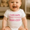 Body de bebé divertido con el diseño I am cute Momy is beautiful DADDY IS LUCKY!