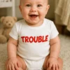 Body de bebé Trouble con diseño divertido y texto TROUBLE