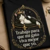 Camiseta de gato con corona y estilo lujo sarcástico con el texto Trabajo para que mi gato viva mejor que yo.