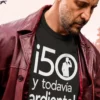 Camiseta divertida 50 y todavía ardiente con diseño humorístico de cumpleaños y el texto ¡50 y todavía ardiente!