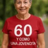 Camiseta divertida 60 y como una jovencita con diseño de cumpleaños y el texto 60 Y COMO UNA JOVENCITA.