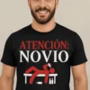 Camiseta divertida Atención novio con el texto ATENCIÓN: NOVIO.