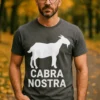 Camiseta divertida Cabra nostra con diseño y texto CABRA NOSTRA