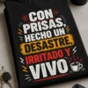 Camiseta con texto centrado y tipografía desgastada que dice CON PRISAS, HECHO UN DESASTRE, IRRITADO Y VIVO