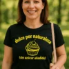 Camiseta divertida Dulce por naturaleza con el texto dulce por naturaleza (sin azúcar añadido)