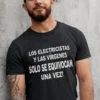 Camiseta divertida Electricistas y vírgenes con diseño humorístico y frase impresa