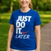 Camiseta divertida Hazlo más tarde con el diseño JUST DO IT. LATER.