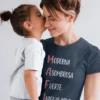 Camiseta divertida Mami con iniciales con diseño impreso MODERNA ASOMBROSA FUERTE INIGUALABLE