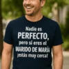 Camiseta divertida marido perfecto con nombre personalizado con el texto Nadie es PERFECTO, pero si eres el MARIDO DE MARÍA ¡estás muy cerca!