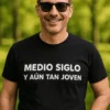 Camiseta divertida Medio siglo joven con diseño de cumpleaños y mensaje MEDIO SIGLO Y AÚN TAN JOVEN