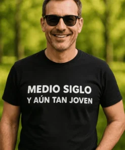 Camiseta divertida Medio siglo joven con diseño de cumpleaños y mensaje MEDIO SIGLO Y AÚN TAN JOVEN
