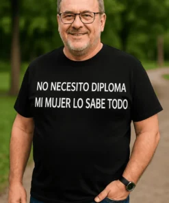 Camiseta divertida Mujer lo sabe todo con el texto NO NECESITO DIPLOMA MI MUJER LO SABE TODO