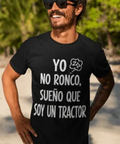 Camiseta divertida No ronco soy tractor con diseño humorístico y frase YO NO RONCO, SUEÑO QUE SOY UN TRACTOR.