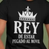 Camiseta divertida Rey pegado al móvil con diseño humorístico para regalar