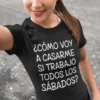 Camiseta divertida Sábados de trabajo con el texto ¿CÓMO VOY A CASARME SI TRABAJO TODOS LOS SÁBADOS?