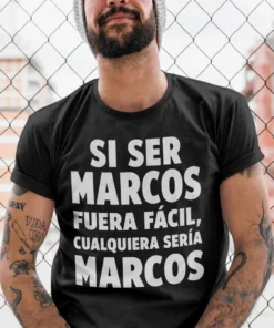 Camiseta divertida si fuera fácil con nombre personalizado con el texto SI SER MARCOS FUERA FÁCIL, CUALQUIERA SERÍA MARCOS.