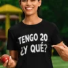 Camiseta divertida Tengo 20 y qué con el texto TENGO 20 ¿Y QUÉ?