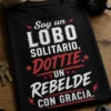 Camiseta de frase sarcástica con texto tipográfico centrado que dice exactamente: Soy un lobo solitario, Dottie. Un rebelde con gracia.