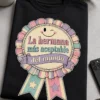 Camiseta de hermana con diseño de cinta premiada irónica y el texto La hermana más aceptable del mundo en tipografía de premio vintage