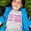 Camiseta infantil Soy pequeña pero jefa con diseño divertido y mensaje SOY PEQUEÑA PERO AUN ASÍ LA JEFA