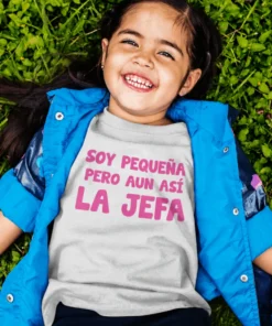 Camiseta infantil Soy pequeña pero jefa con diseño divertido y mensaje SOY PEQUEÑA PERO AUN ASÍ LA JEFA