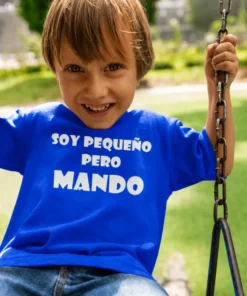 Camiseta infantil Soy pequeño pero mando con diseño divertido y el texto SOY PEQUEÑO PERO MANDO