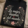 Camiseta para mamá con el texto exacto «La mejor mamá del mundo», corazón rojo pequeño y flores silvestres delicadas sobre fondo oscuro