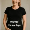 Camiseta premamá Empezó con un beso como regalo de baby shower para futura mamá