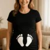 Camiseta premamá Piececitos como regalo de cumpleaños para futura mamá