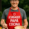 Delantal divertido Papá cocina con el texto ¡CUIDADO! PAPÁ COCINA