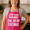 Delantal divertido Sal de mi cocina con el texto ¿CÓMO PUEDES AYUDARME? ¡SAL DE MI COCINA!