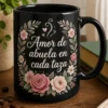 Taza para abuela con el texto Amor de abuela en cada taza, flores suaves, hojas de salvia y pequeños corazones de vapor en estilo elegante
